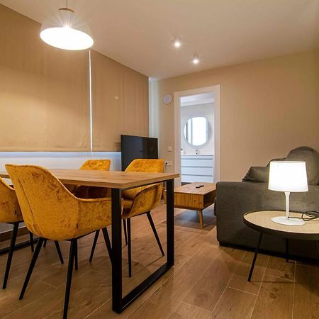 Apartamentos 1 Abril มาลากา ภายนอก รูปภาพ