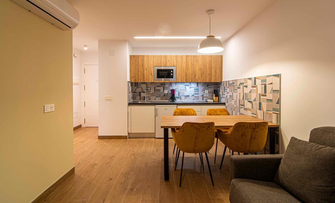 Apartamentos 1 Abril มาลากา ภายนอก รูปภาพ