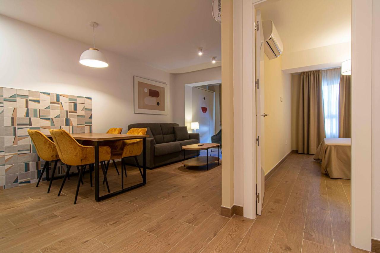 Apartamentos 1 Abril มาลากา ภายนอก รูปภาพ