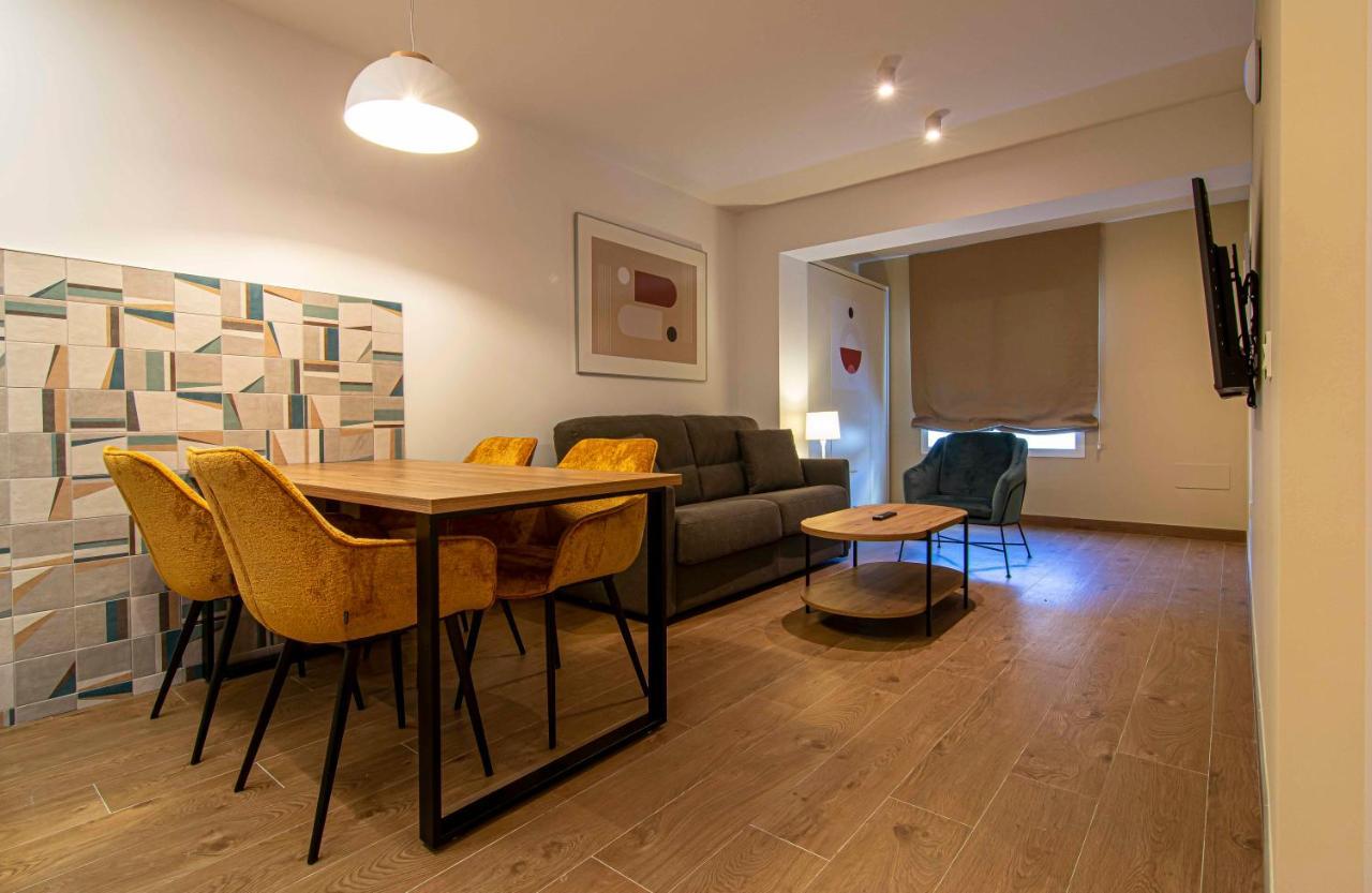 Apartamentos 1 Abril มาลากา ภายนอก รูปภาพ