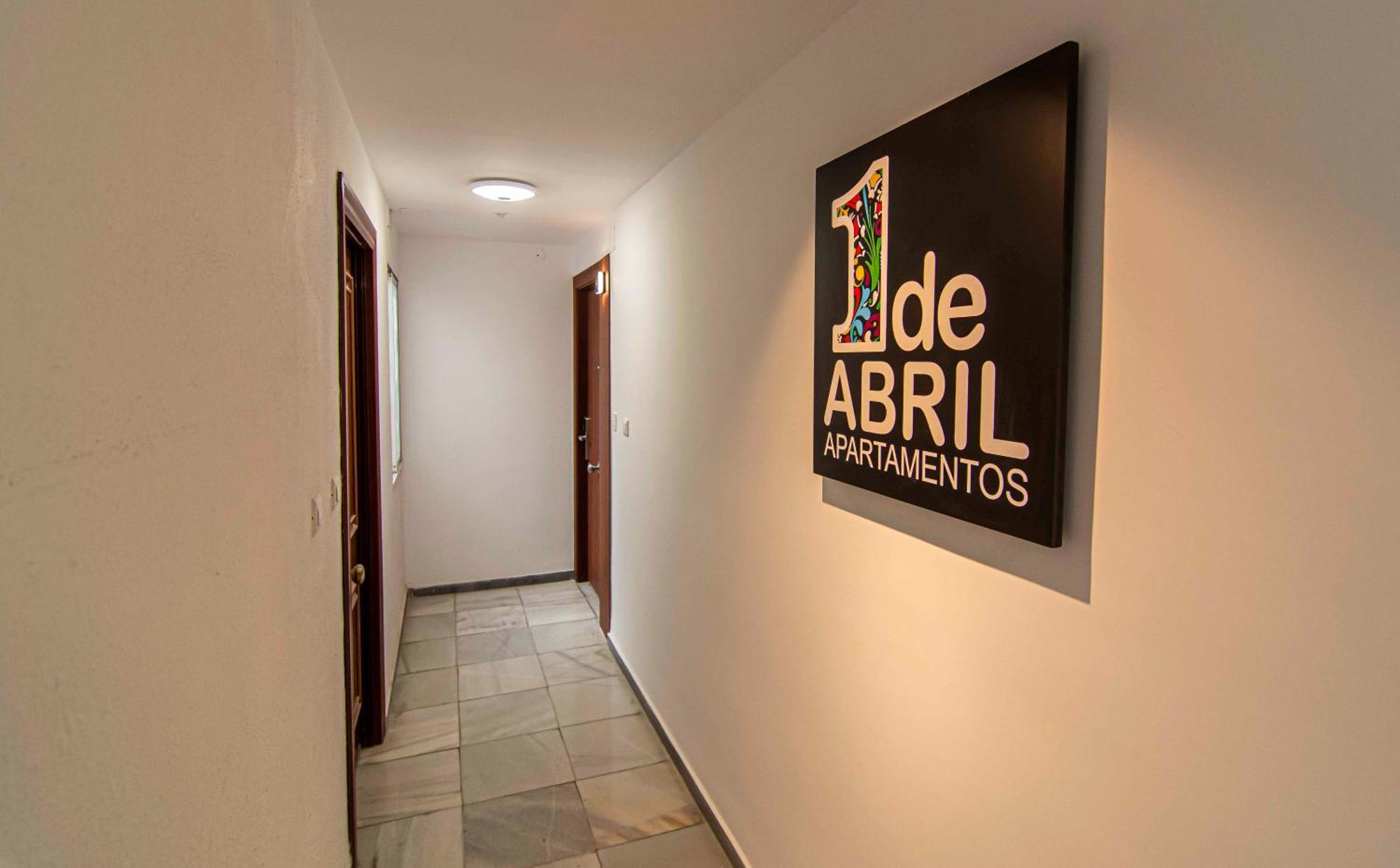 Apartamentos 1 Abril มาลากา ภายนอก รูปภาพ